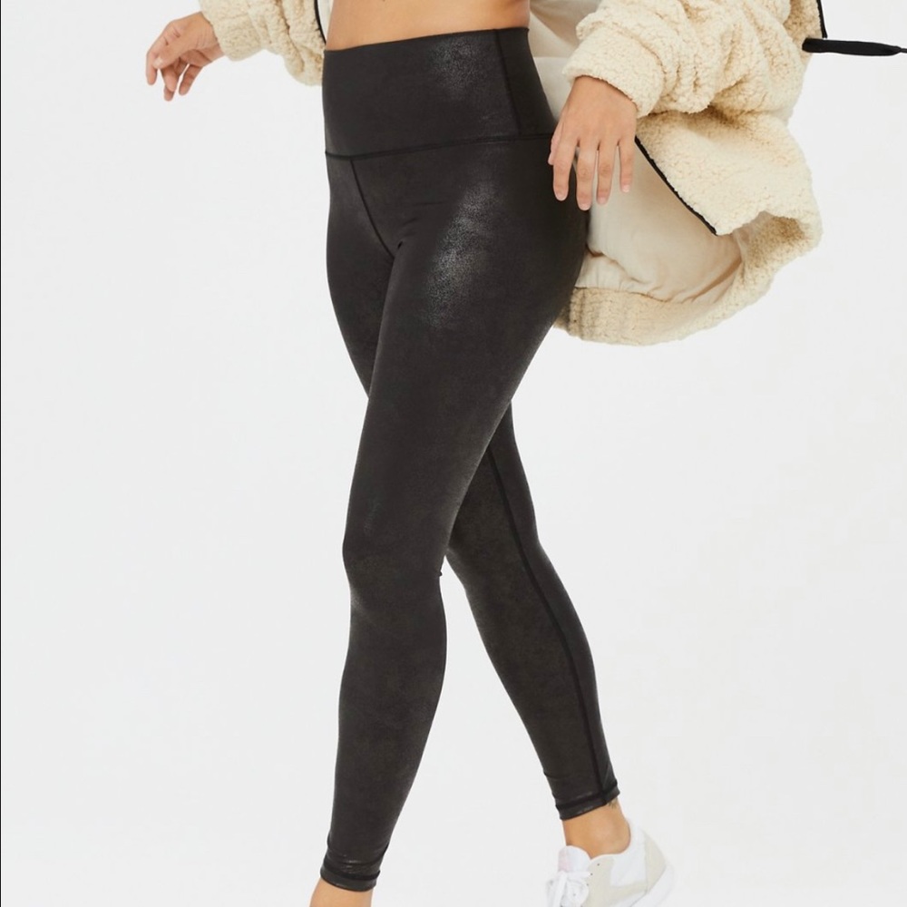 OFFLINE The Hugger High Waisted
Crackle Legging size M